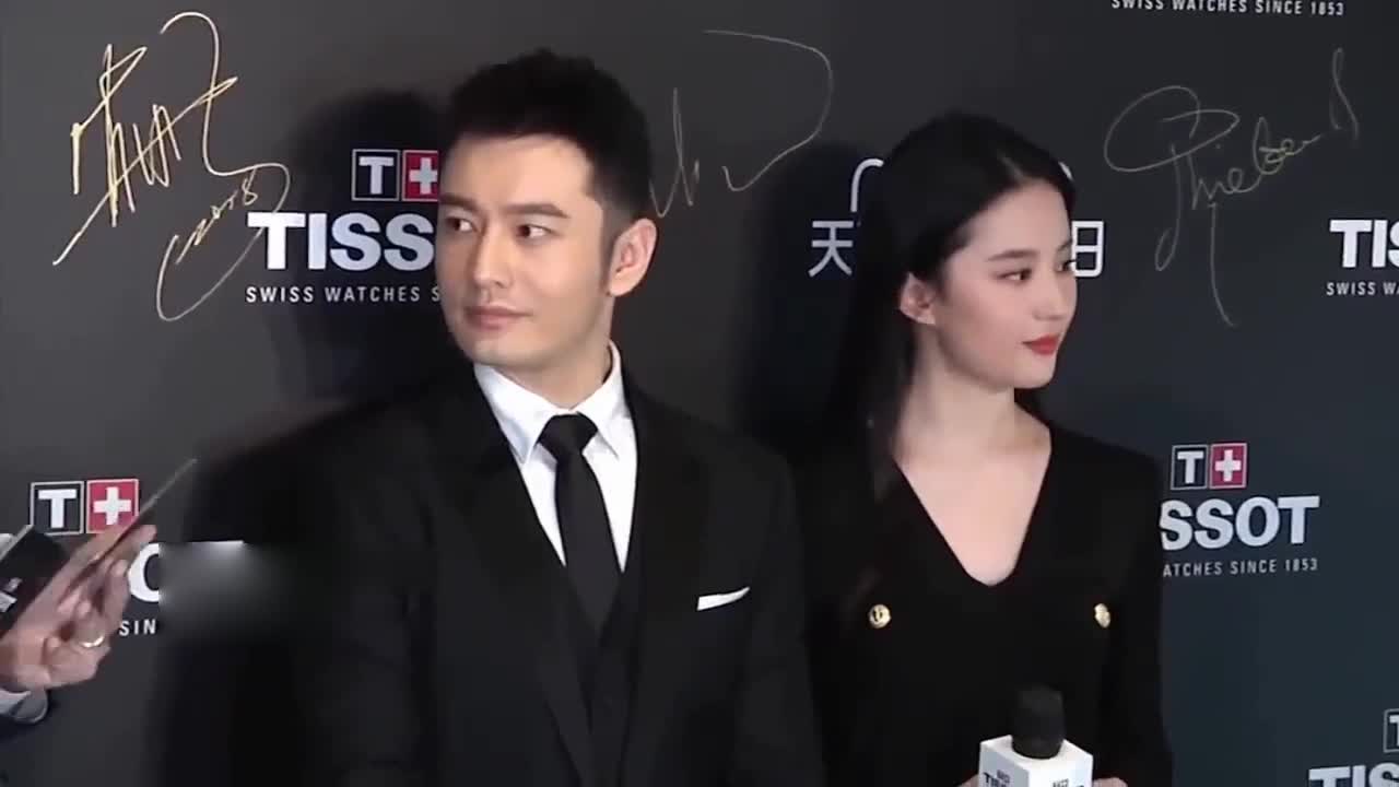 Brothers and sisters who comb their hair want to be lazy. Wang Junkai pretends to see Huang Xiaoming. Yang Zi's reaction is too real.