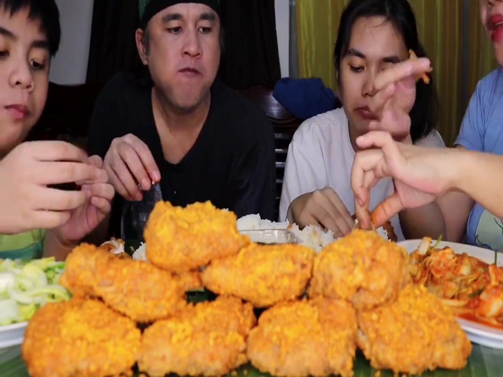 Korean family eating sowing, honey chicken wings and spicy pickles, clicking sound, really addictive