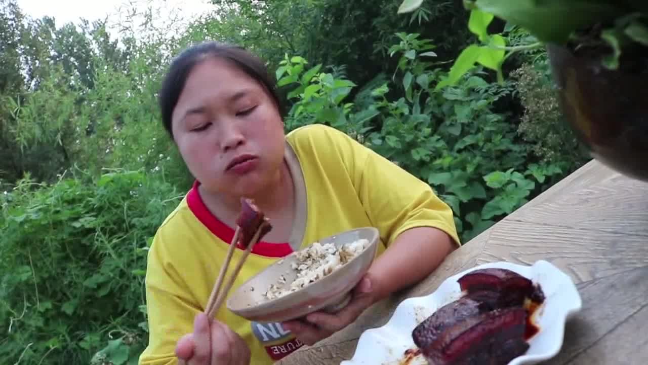 Fat Mei's mouth is greedy. She cooks 3 kilograms of roast meat at a time. She grabs meat and eats it directly. Video of Fat Mei's delicacies in the countryside