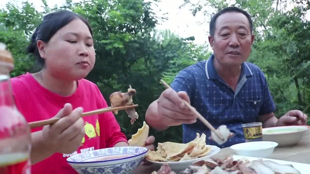 Rural Fat Girls Food Video, Half Pig Head 10 kg Heavy Wood Stew for 2 hours, Dad has been addicted to snacks
