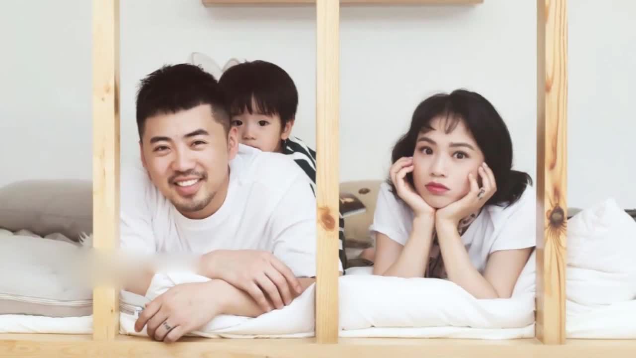 Singer Huang Ying's second daughter rarely shows up, and she is so cute that she "gnaws" lipstick.