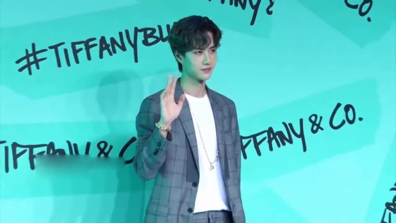 Originally, Xiao Zhan thought that only the leather bag looked good. After seeing his brush writing, netizen: Treasure Boy