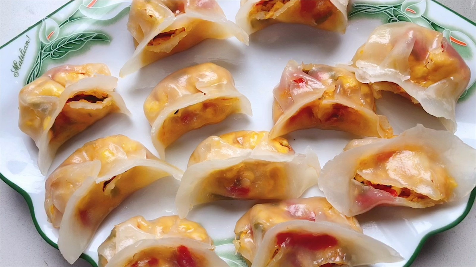 One sister teaches you how to make crystal dumplings, which are simple, beautiful and delicious.