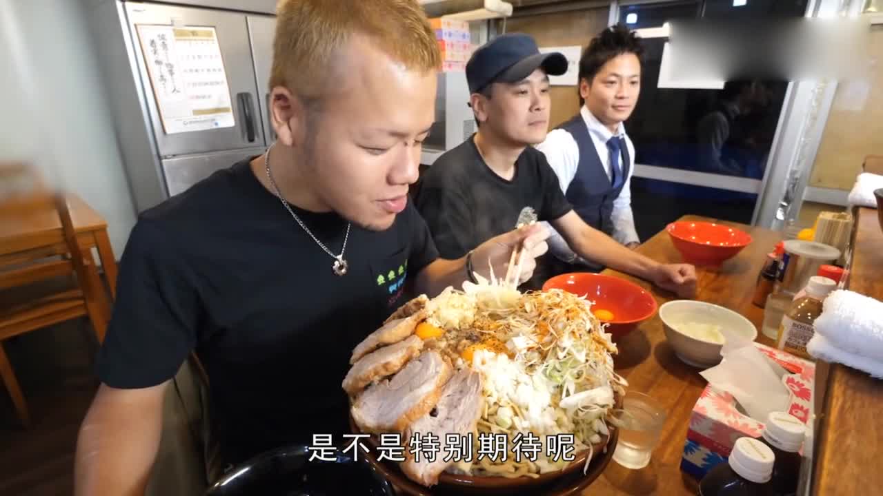 Three big stomach kings compete to compete for food. Once the meals are served together, they are found to have a clue. Netizens call it unfair.
