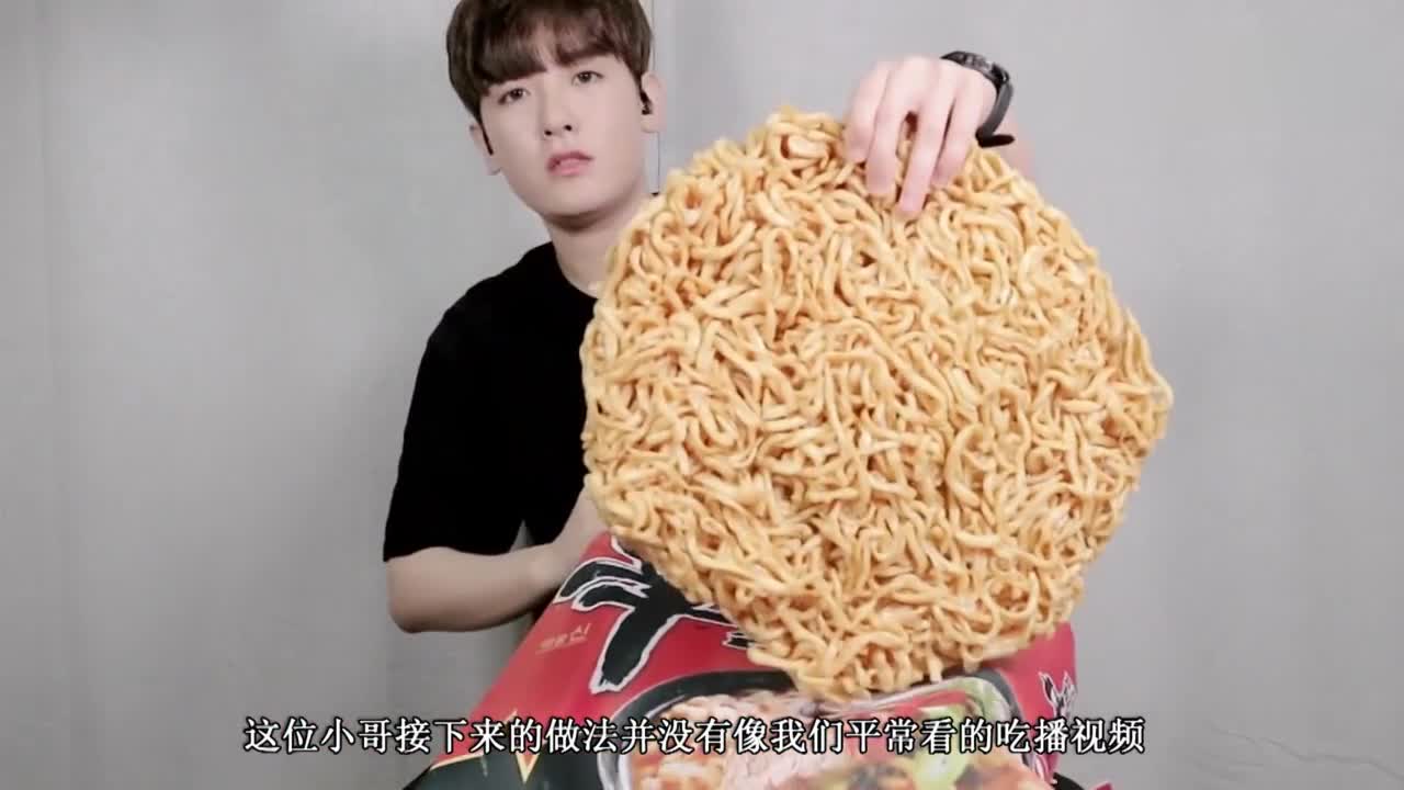 "Instant noodles" are bigger than half a person's body. The young man chews with spices to see that he eats more than he is addicted to.