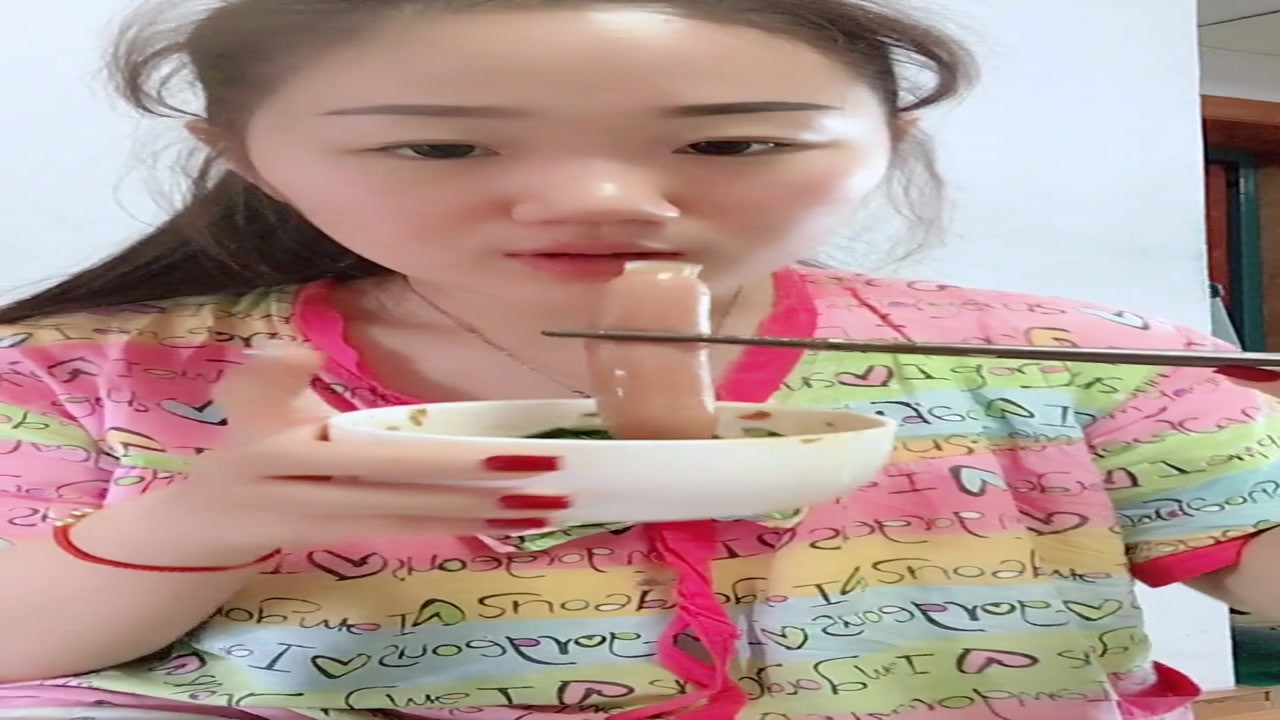 Lao Jie is absolutely a food eater, wearing pajamas on the hot pot, looking good appetite