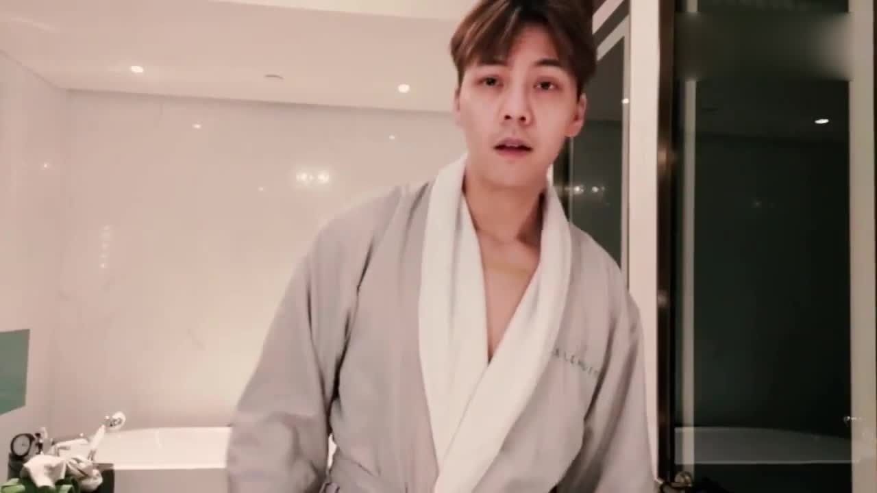 Chen Weiting challenged himself to cut his inches, and his bathrobe was sexy with Hu Yinying.