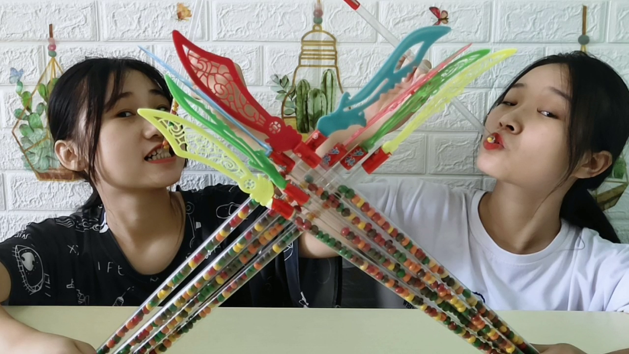 The two sisters tried to eat "weapons candy" and pretended to play tricks. They ate colorful, sweet and happy food.