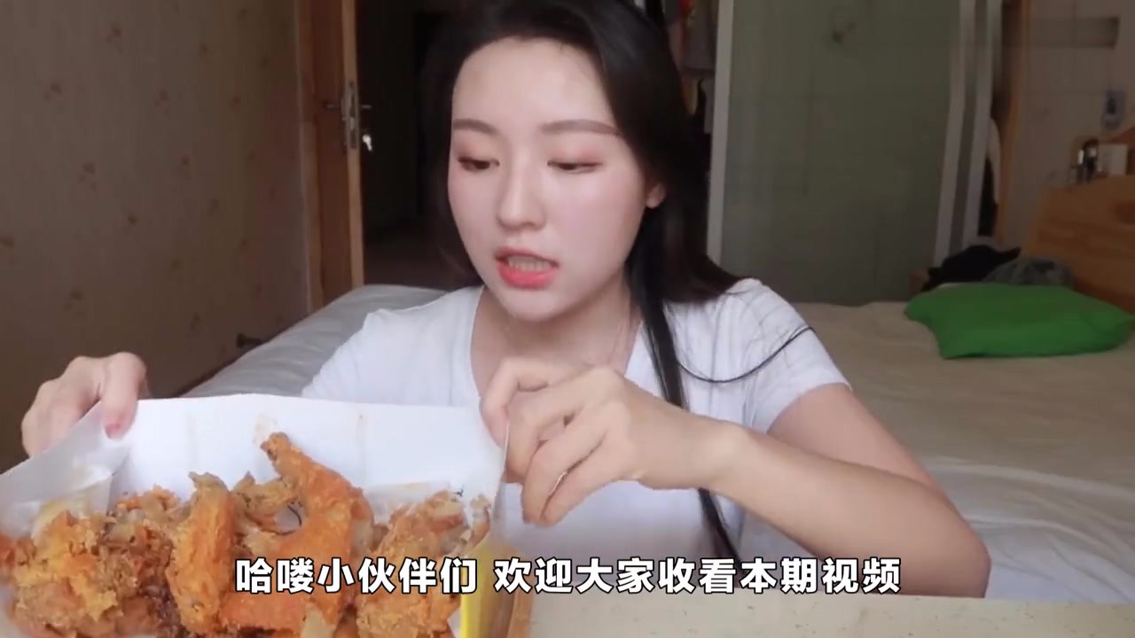 Zhang Xixi eats fried chicken and Turkey noodles, and opens beer bottle caps directly with his teeth. That's terrific!