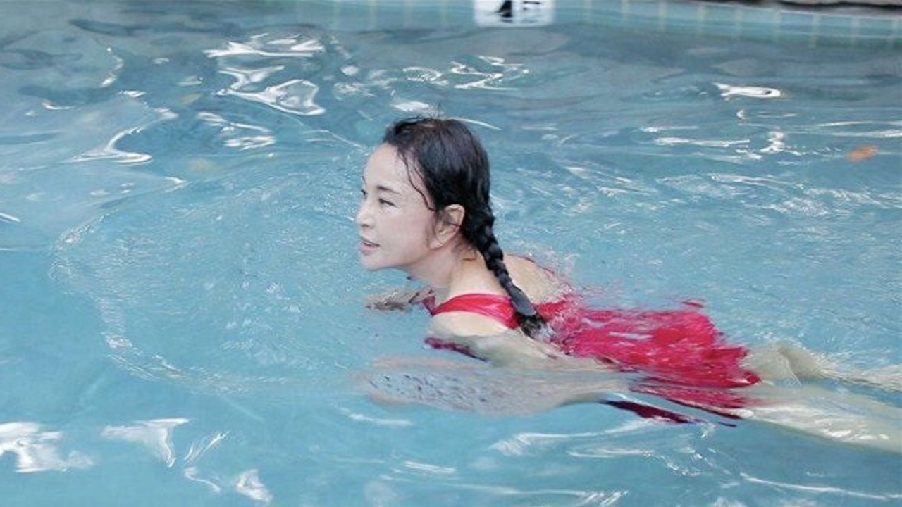 Liu Xiaoqing, 64, refuses to accept his old age, disguises himself as good as ever, but shows his true shape in the swimming pool.