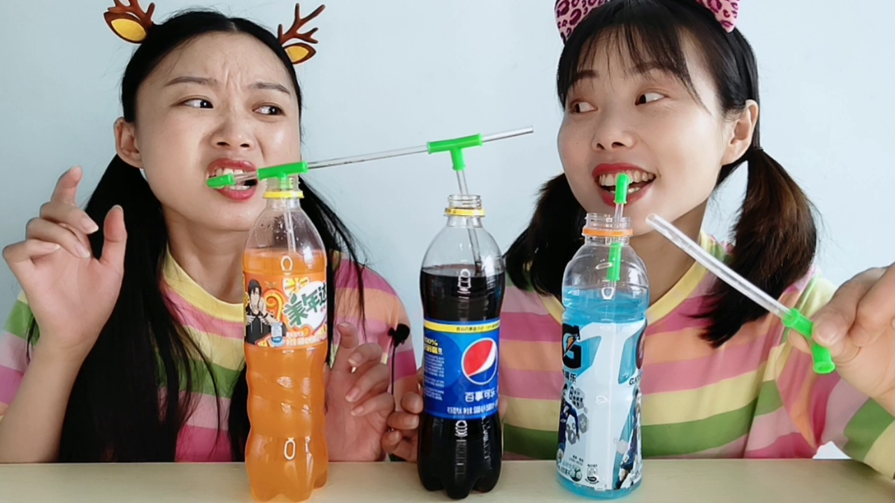 Did you drink too much? Look at a girlfriend with a special-shaped straw to fix three bottles. Creative operation is super funny.