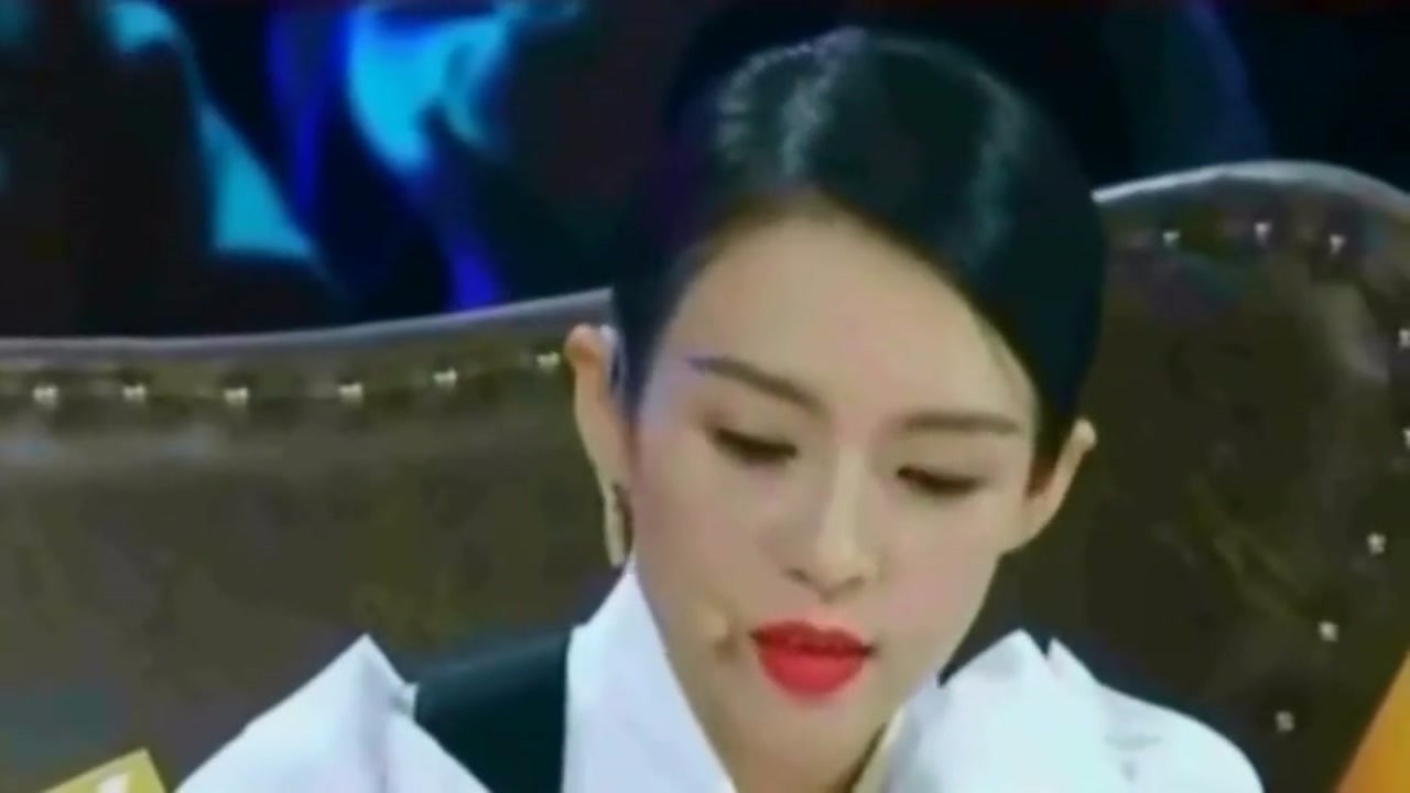 Zhang Ziyi took her daughter to celebrate Easter. Xingbao incarnated as a little princess picked up colored eggs. She was so happy that she spoke English.