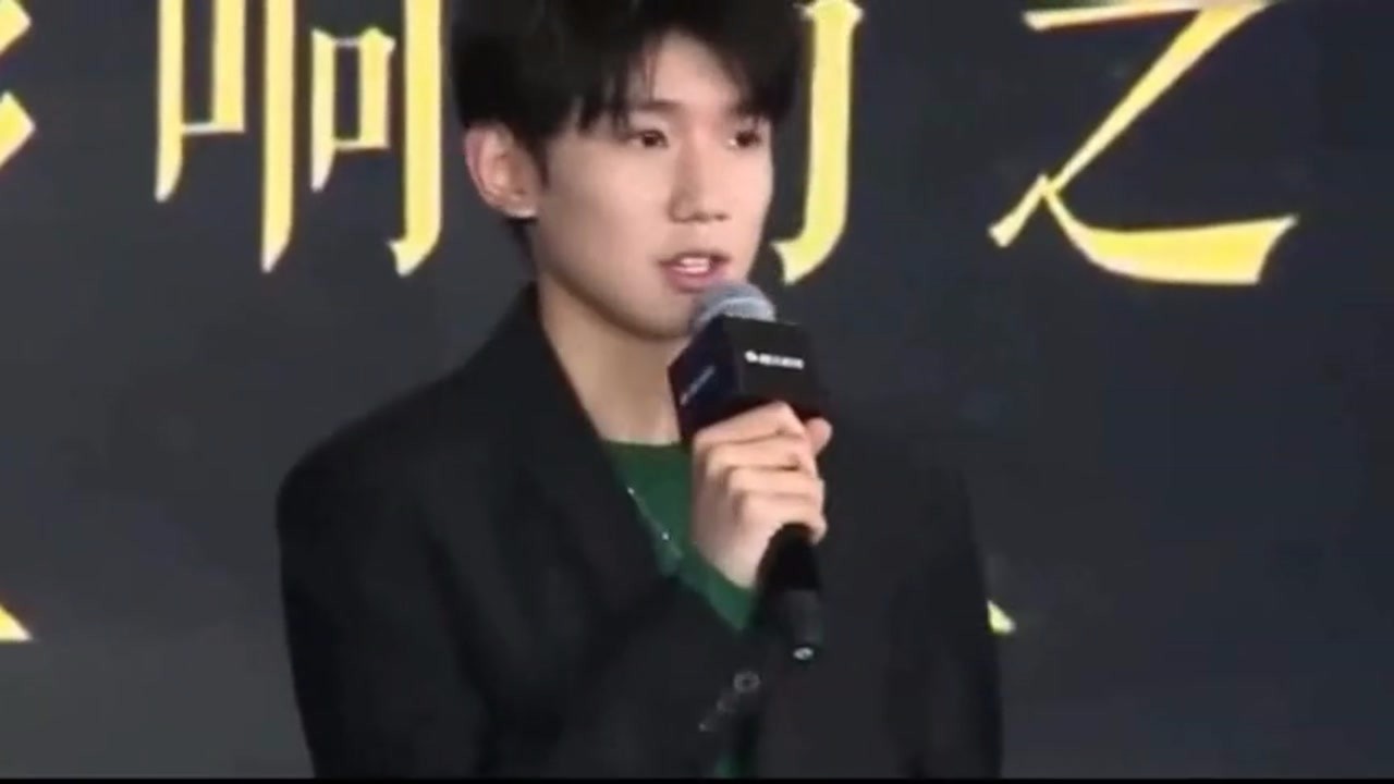 Wang Yuan was recognized by four-year-old fans on the plane and shouted a few words excitedly. He was stunned instantly.