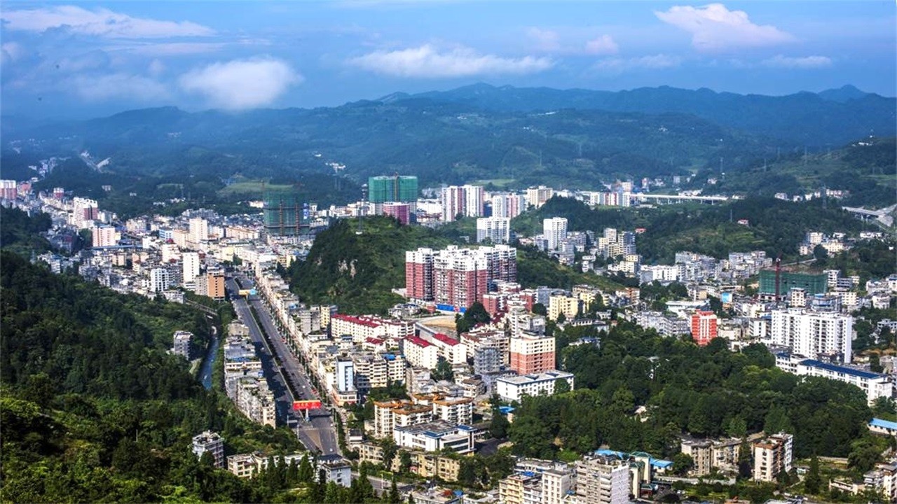 There is a county in Hubei Province. It takes 8 hours to go to Wuhan, the capital of the province. Is it your hometown?