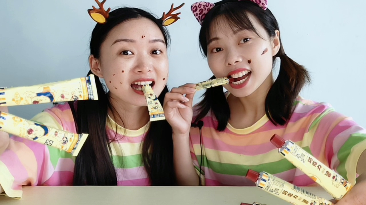 Two girlfriends eat "toothpaste" and squeeze out fragrant chocolate sauce. They drank super funny meals.