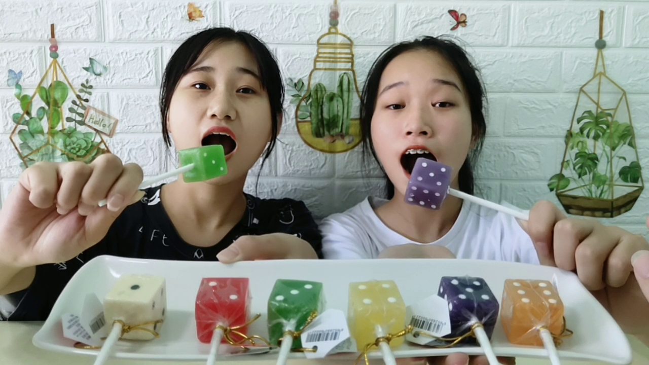 The two girls tried "dice lollipop", which was colorful, realistic and super-large, with sweet fruit flavor and interesting taste.