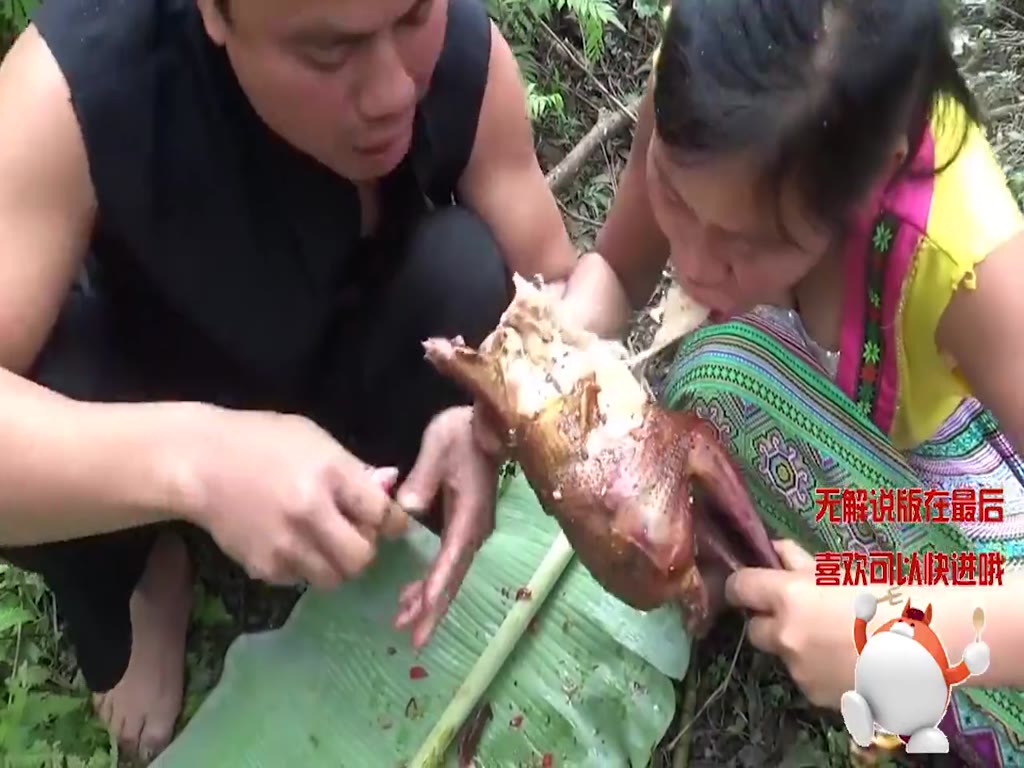 Rural couples eat barbecued chicken in the field. Before they are ripe, they stuff it into their mouths, and the man's hands are not honest.