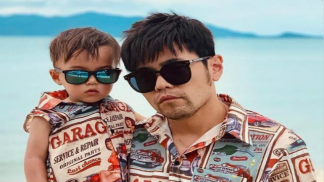 Jay Chou's family went on a four-port trip. Kunling wore a sling to show off her figure, but Xiao Zhou snatched the mirror.