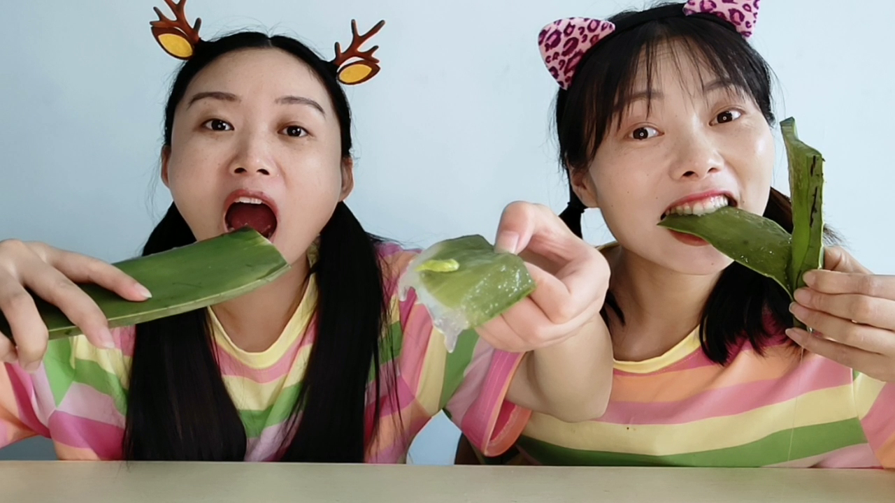 Girlfriend prank: "eat aloe raw" wipe mustard, choking a straight tear, but also funny