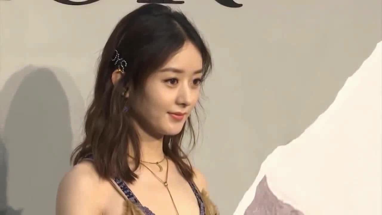 Zhao Liying selfies selftimers rarely during her work break, and her postpartum status is undoubtedly exposed without revising her drawings.