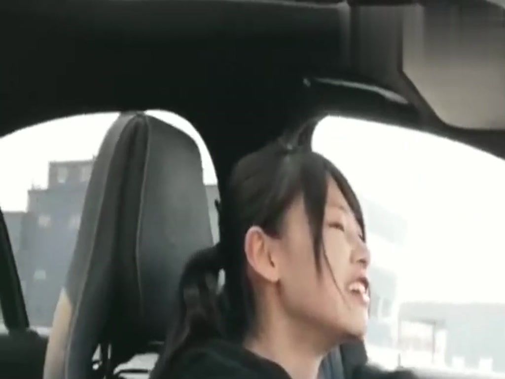 From the expression of Miss and Sister, you can see how fast the car accelerates!