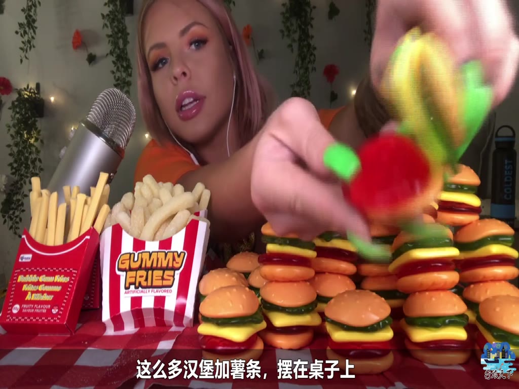 Miss and sister eat a table of "hamburger French fries" gum, super popular candy, French fries can also blow bubbles