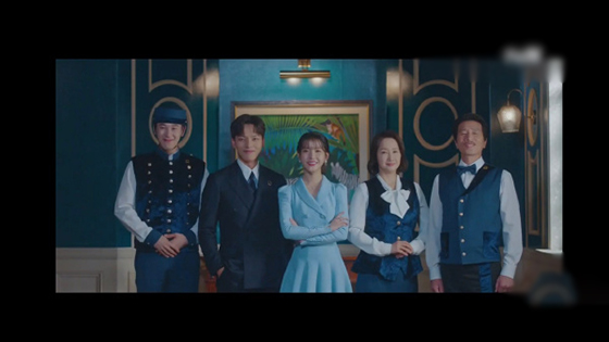 Hotel Deluna EP 15 ending: Everyone is gone, and only IU Ji Eun Lee stays.