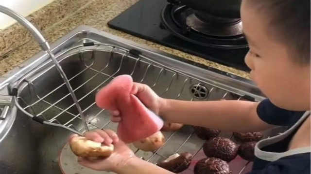 Parents let their children wash mushrooms and the children polished them.