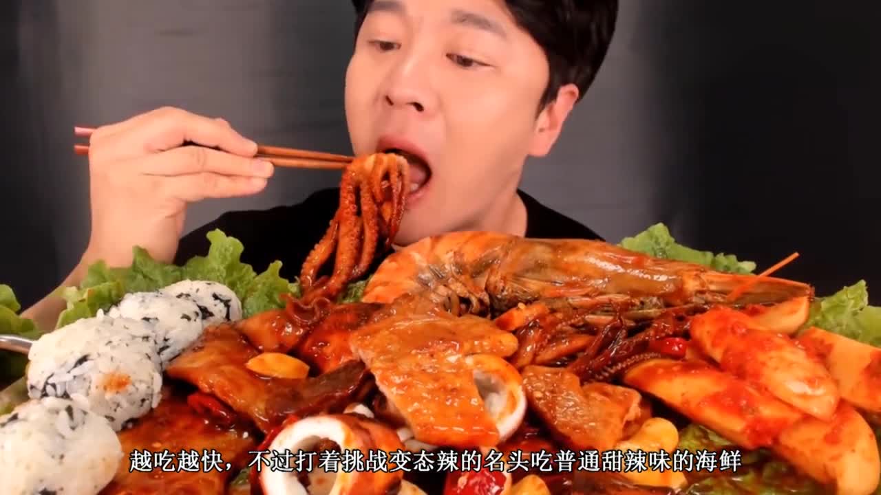 The King of Big Stomach eats and broadcasts "abnormal spicy" seafood. Looking at the red tong, the little brother only knows it's all a fake when he eats.