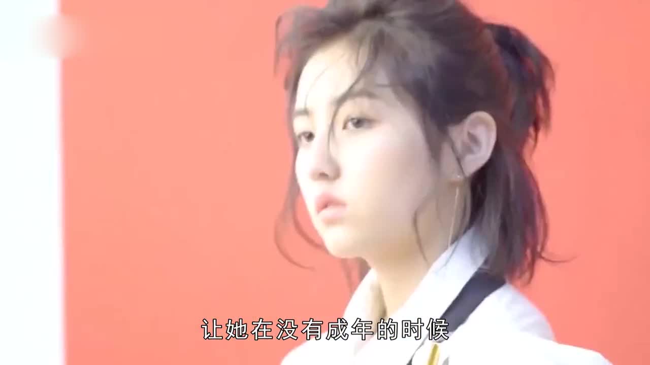 Zhang Zifeng is going to make a love play when she is an adult. When she sees the male protagonist, Miss Huang can rest assured.