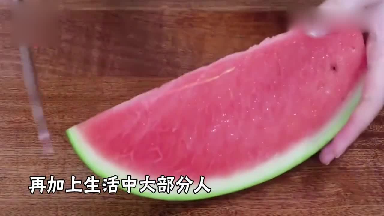 Knock on watermelons, look at lines and divide parents. Are these tricks for picking up watermelons reliable? An old man selling melons tells the truth