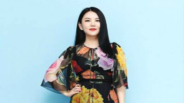 Li Xiangshi returned to the presiding circle every five years, succeeded in losing weight and slim figure, and had a strong air of printing long skirt.