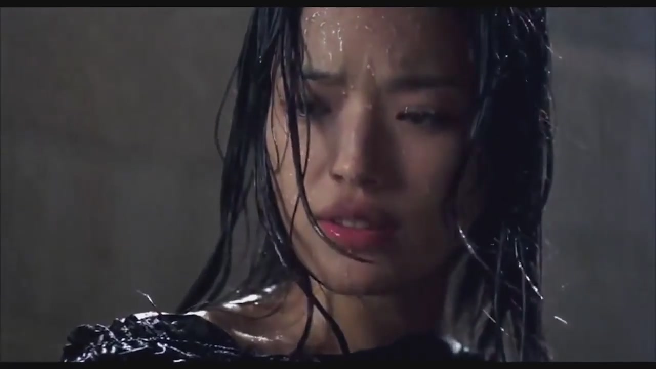 Shu Qi Movie Sexy scene:Fighting With Thugs in the rain