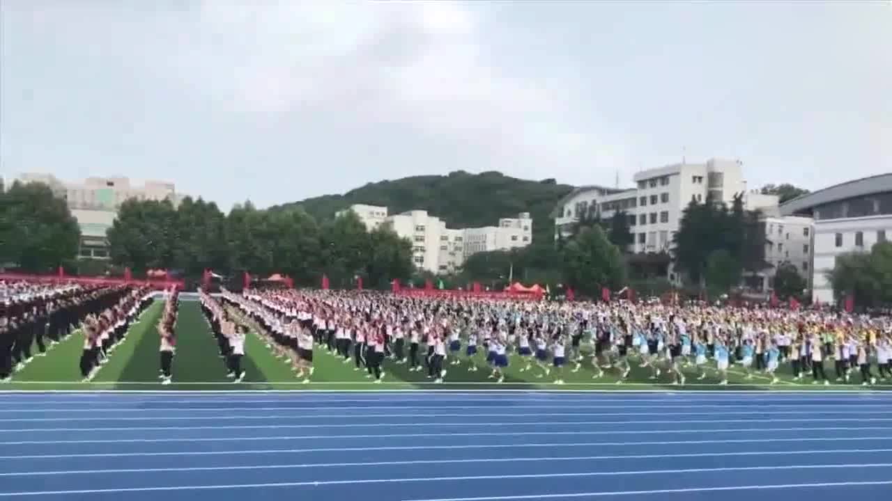 At the opening ceremony of a university, 1500 students performed the dance of "C Mile C Mile", which was very shocking.