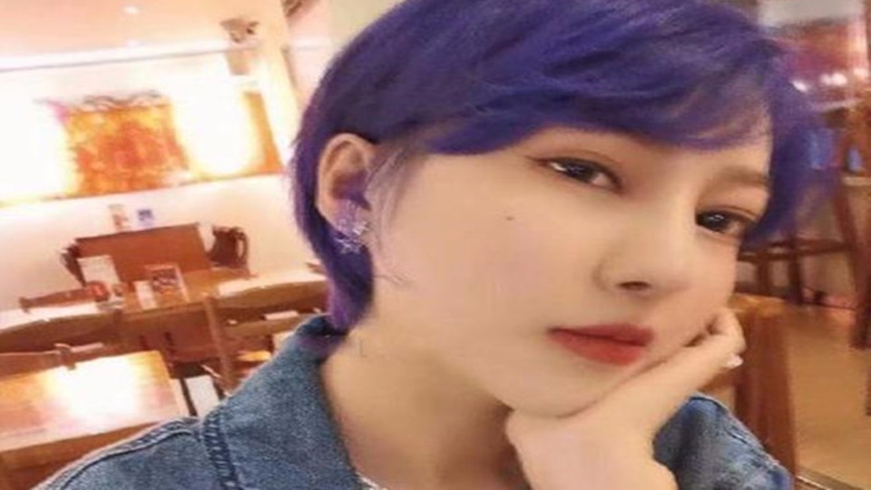 Guo Meimei burst out to dye her purple hair in recent photos after she was released from prison, and changed her net red "snake face". Netizens: I can't recognize her.