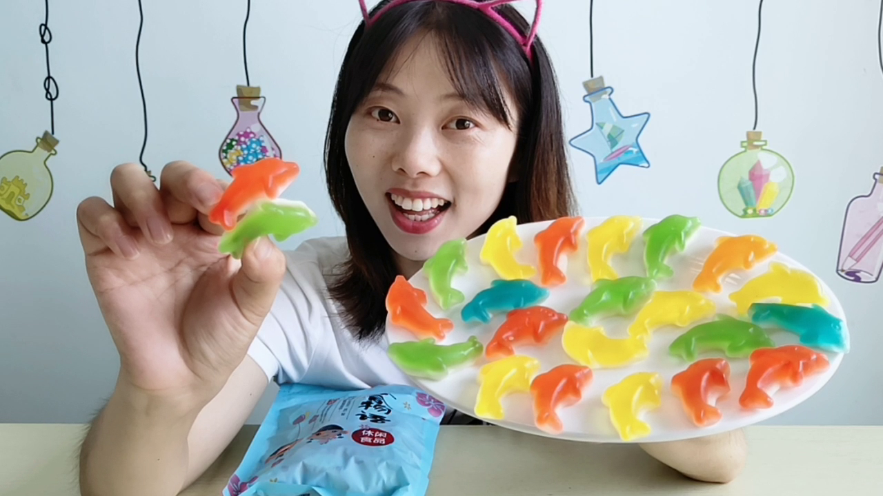 Food Dismantling: Miss and sister eat "dolphin fudge", bright and moving colors, soft, glutinous and sweet.