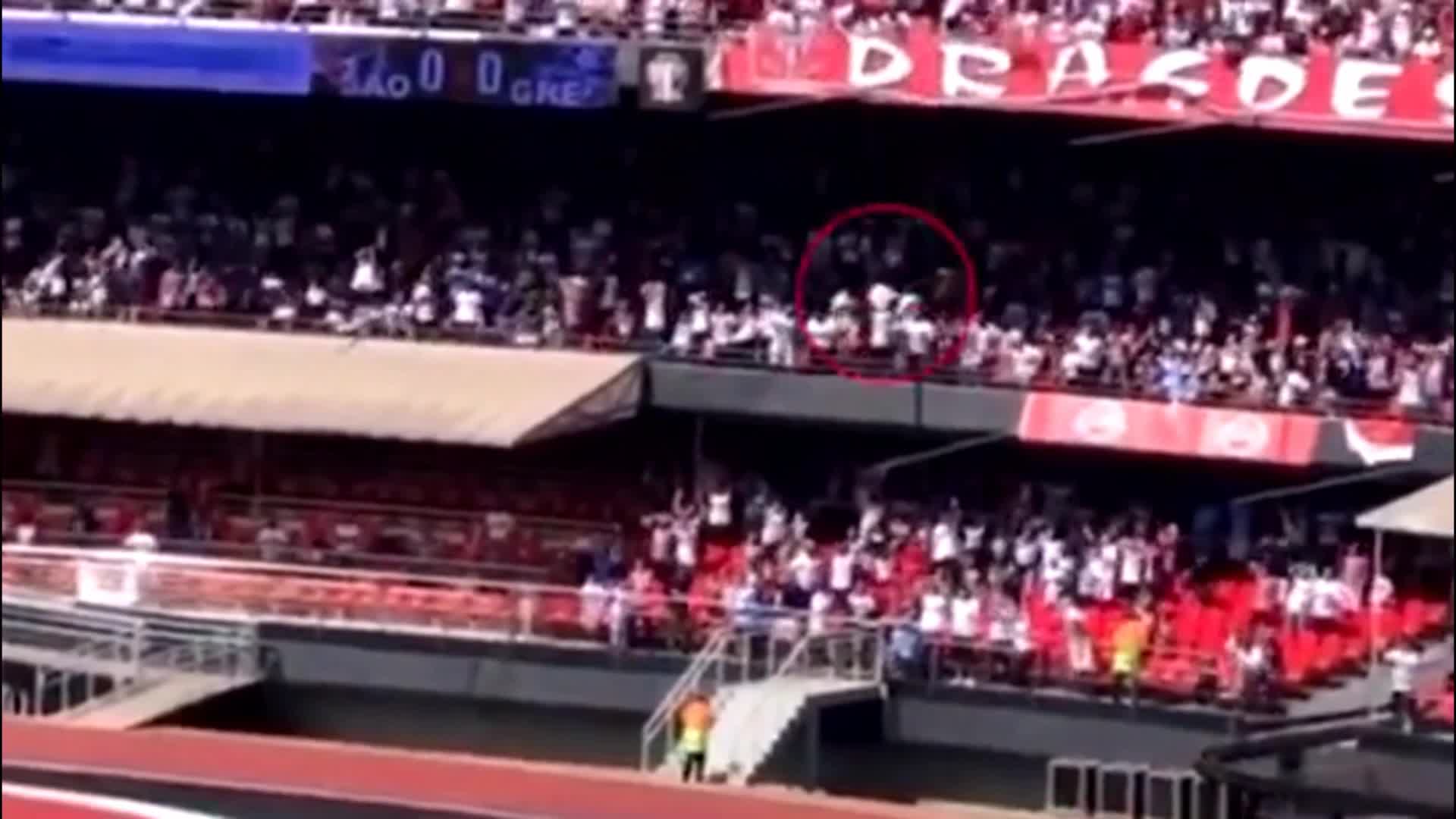 A Brazilian fan fell from the top bleacher and hit a girl. There was no problem for both.