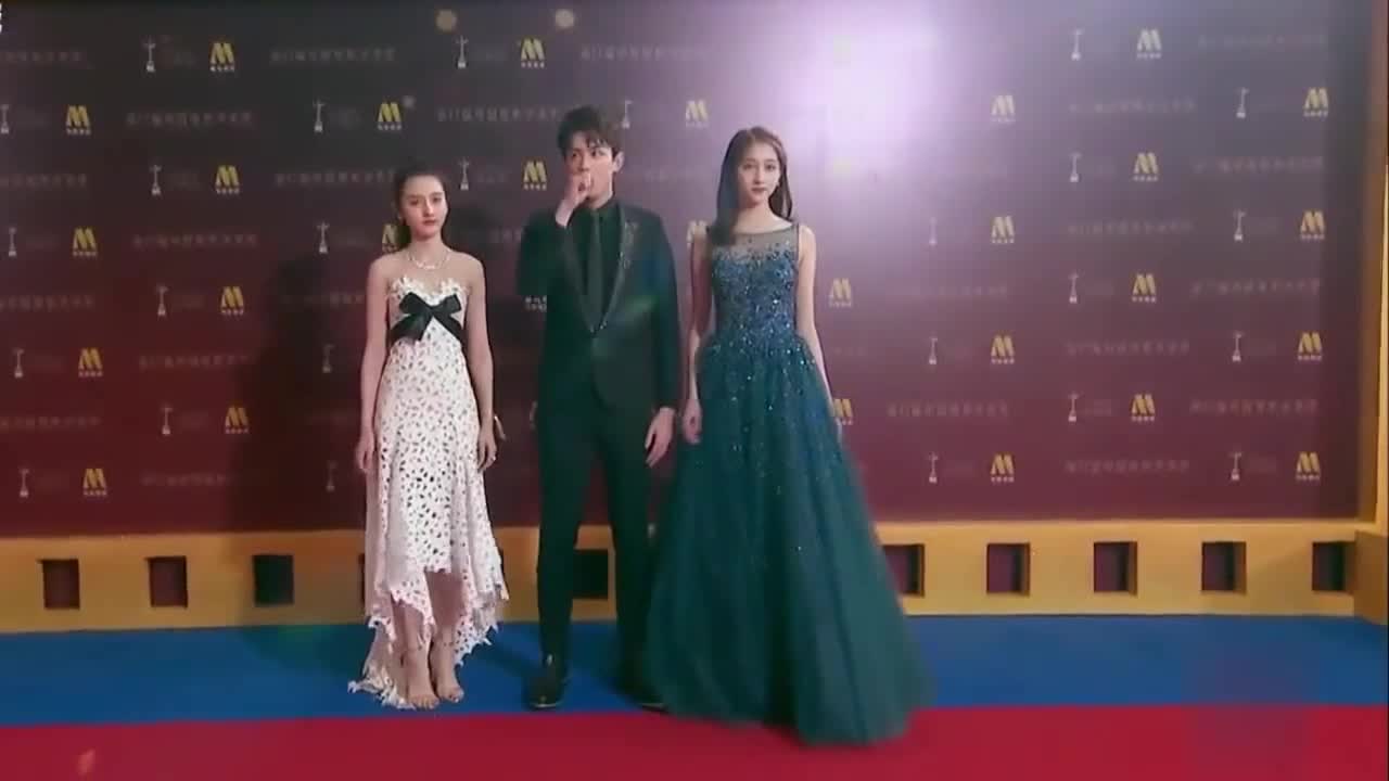As a matter of fact, tall people have the advantage. Guan Xiaotong, Wu Lei and Song Zuer share the same frame. Zuer has no sense of existence in seconds.