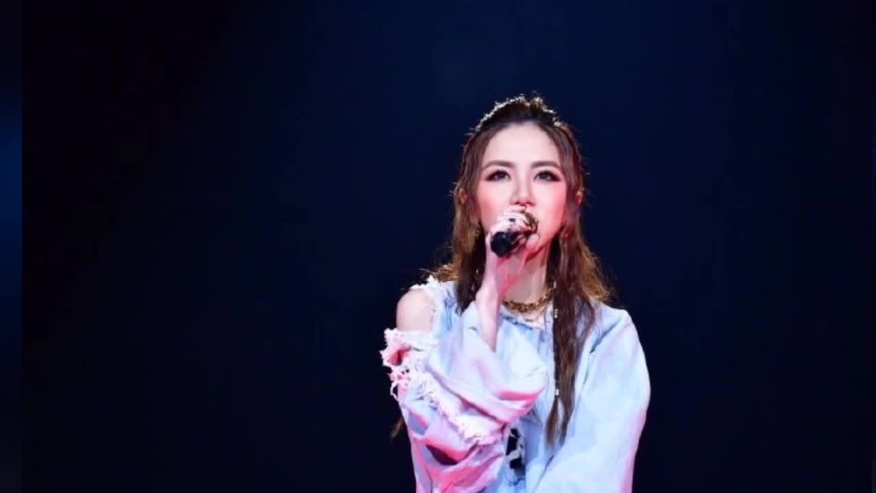 Deng Ziqi's pierced denim suit is exposed, and the chain necklace is unique to the stage.