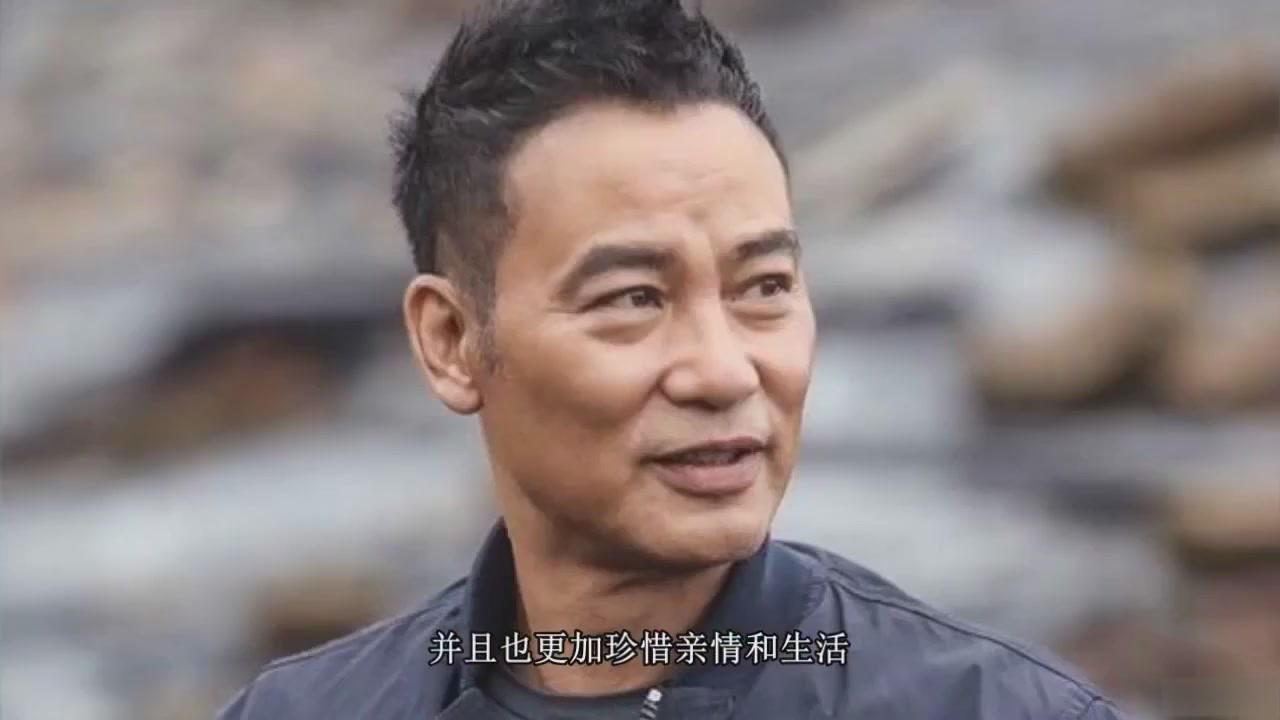Simon Yam went shopping with bandages and took a group photo with his fans