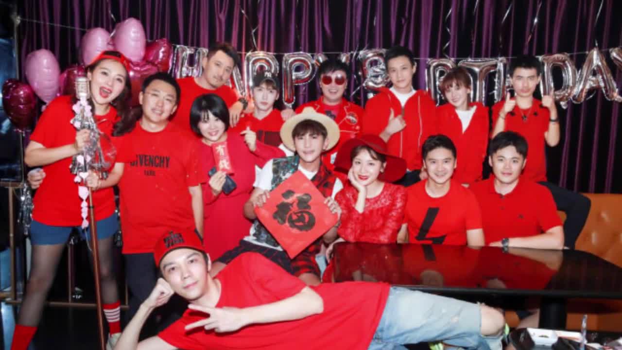 Tian Liang held a birthday party for his wife, and Dazo stole the limelight by wearing different clothes.