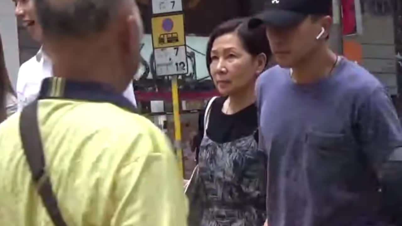 Yang Fang is suspected of having a scandal. Liu Kaiwei and his family pick up glutinous rice and go home.