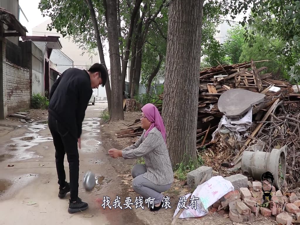 The rural aunt was begging for her son. She met a kind-hearted lad who took her in. Soon after, Shuangxi came to the door.
