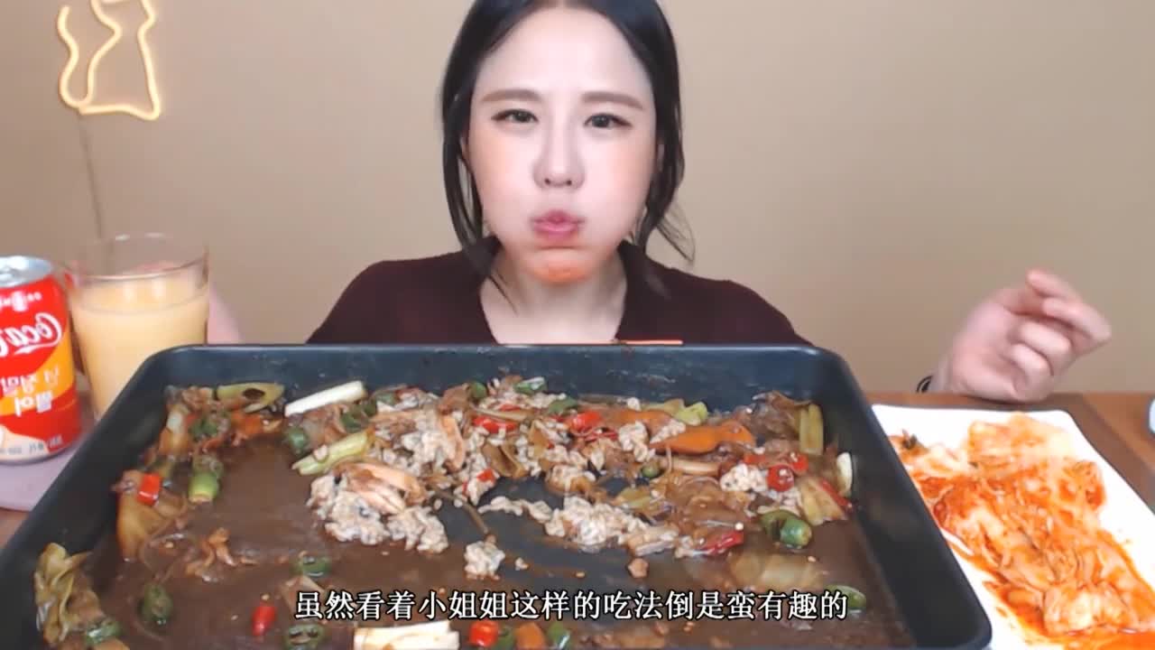 Miss Korea live broadcasting chicken stew noodles, eating is not flattering, acting is too grandiose.