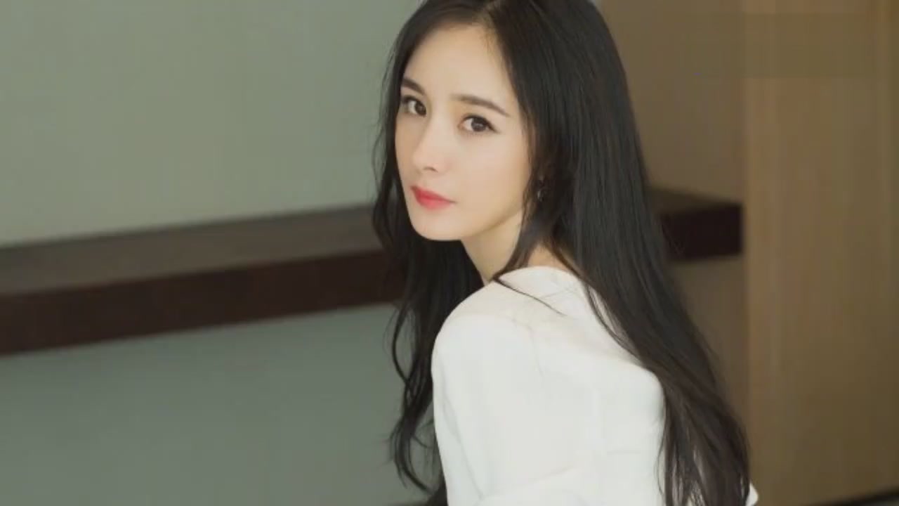 Yang Mi wears a short white skirt and is unaffected by fans'resistance to the new play