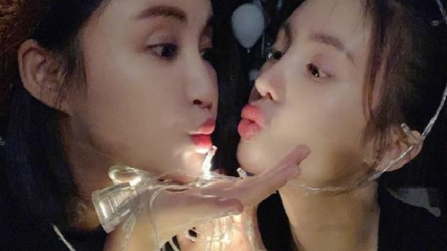 Zhang Xinyifa and Changwen celebrated Jin Chen's birthday. They were very close to each other when they made strange self-portraits in the mirror.