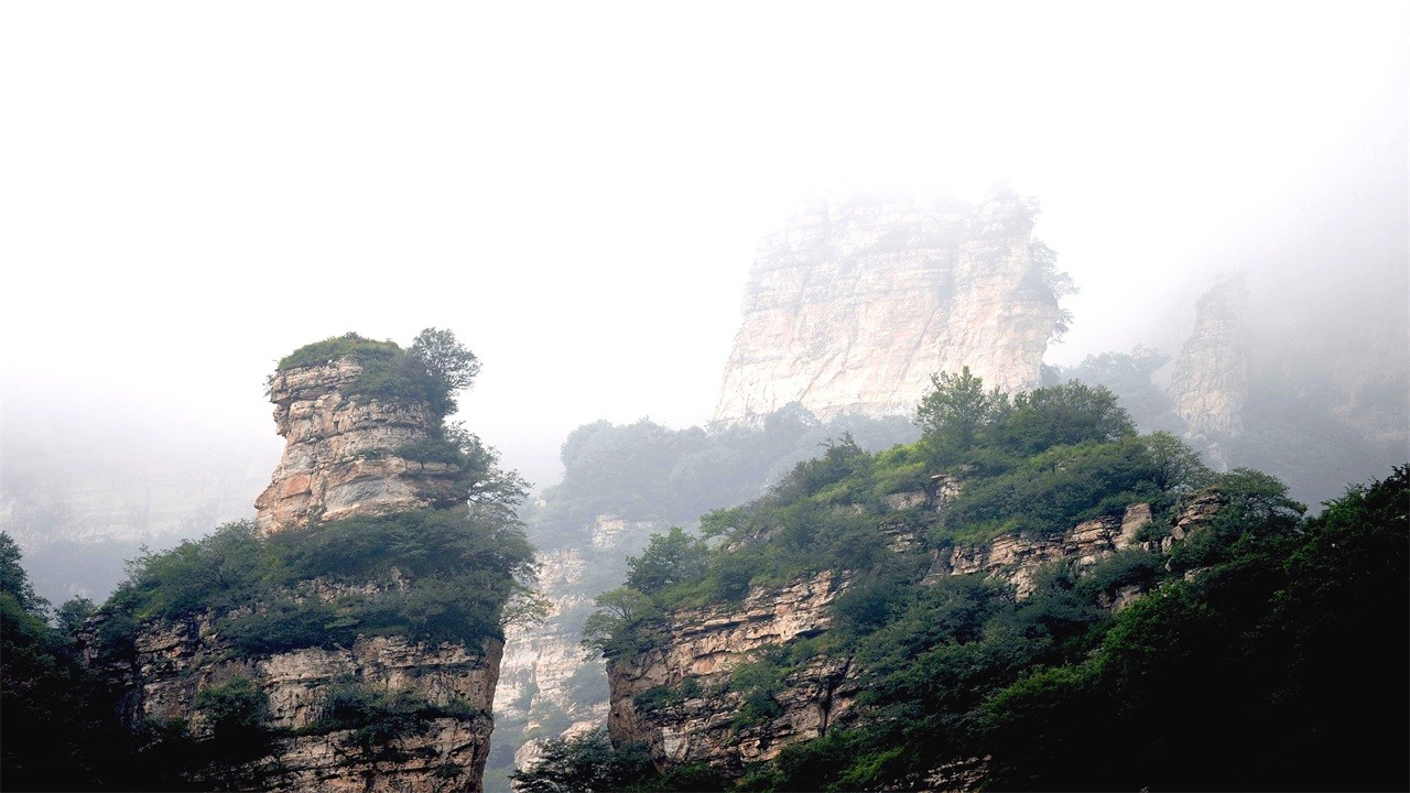 There are three famous mountains in Beijing, Tianjin and Hebei. Every one is desirable. How many have you been to?