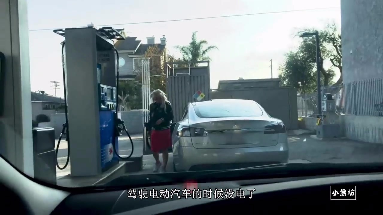 The woman driver drove the electric car to the gas station to refuel, which made her very anxious.