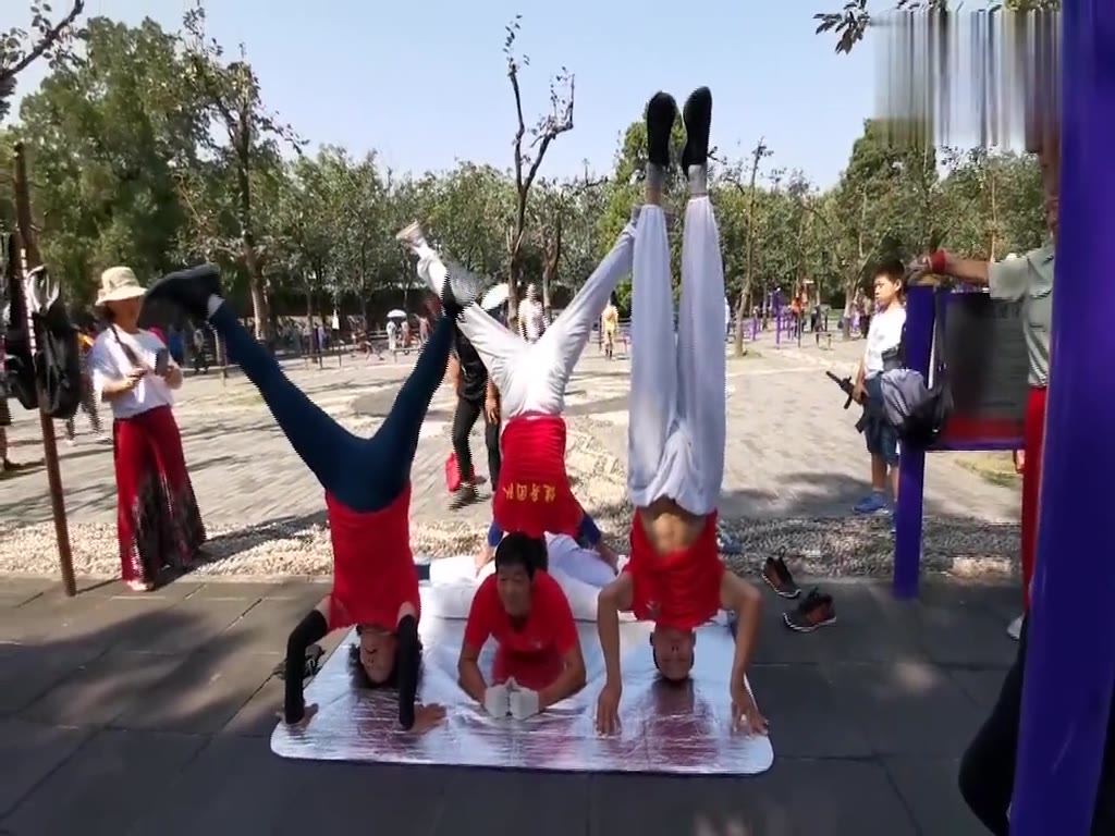 Beijing Park, 70-year-old Grandpa and Grandma collectively practice handstand, even foreigners are thumbs up