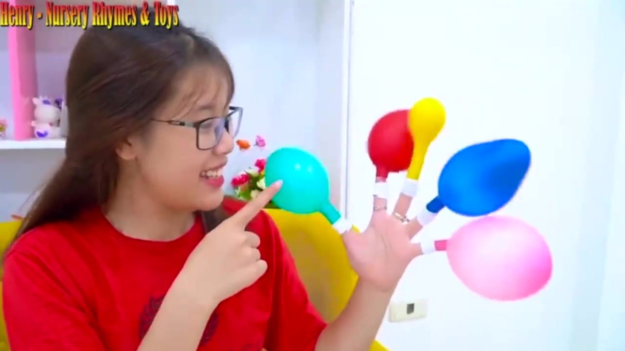 Xiao Mengwa played games with her mother and quietly took her balloon away!